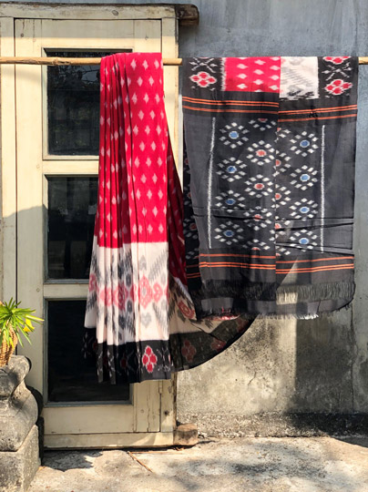 Cotton Ikkat Saree With Black Ikkat Woven Palla & Border On Both Sides. - Image 2