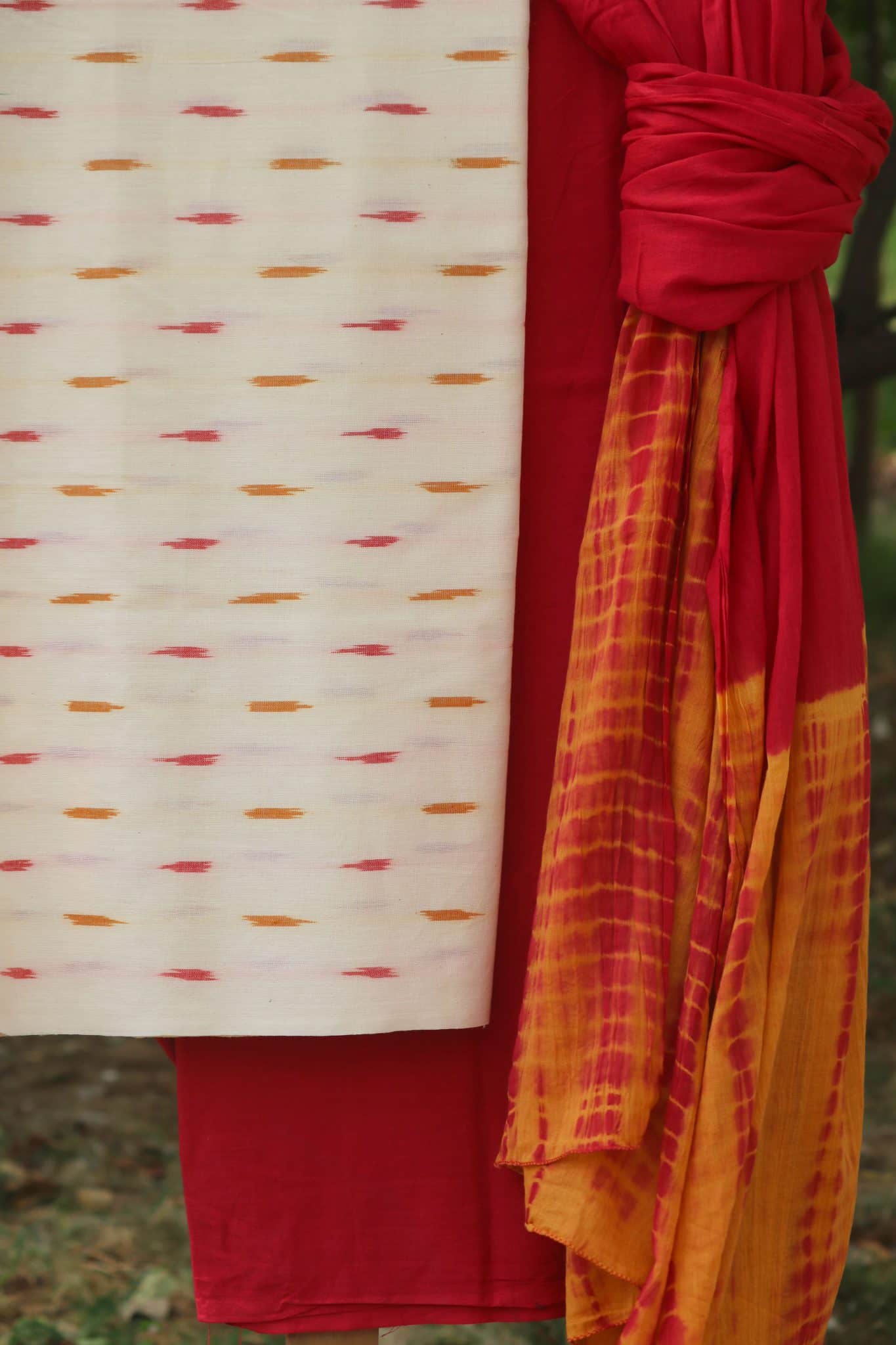 Offwhite with yellow and maroon coloured handwoven ikkat suit set with maroon and mustard shaded tie and dye shibori dupatta - Image 2