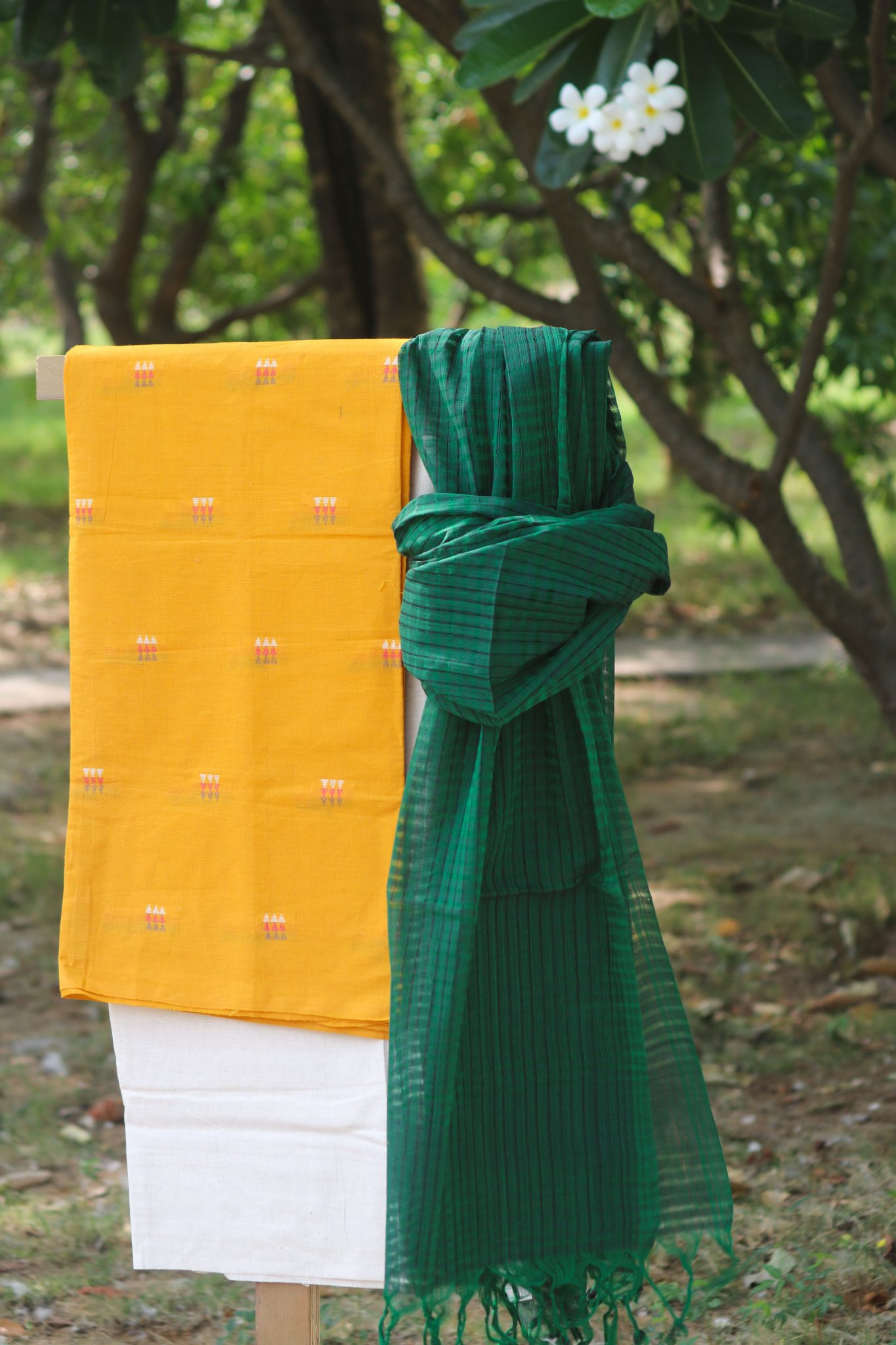 Mustard coloured handwoven mangalgiri cotton suit set with bottle green mangalgiri dupatta - Image 3