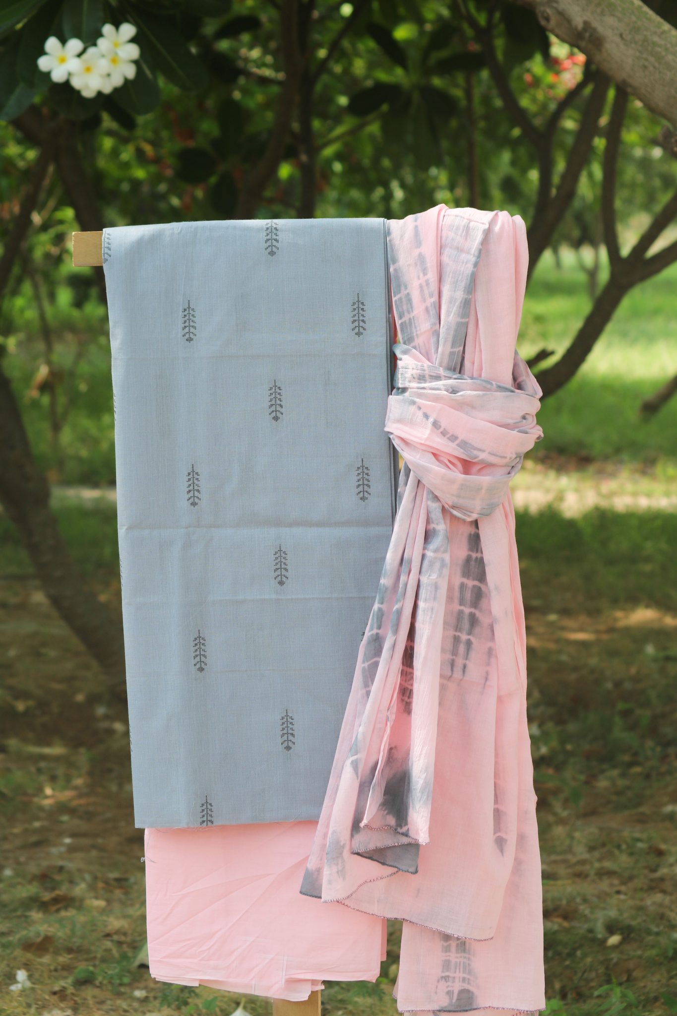 Grey coloured handwoven mangalgiri cotton suit set with Pink and grey tie & dye shibori dupatta