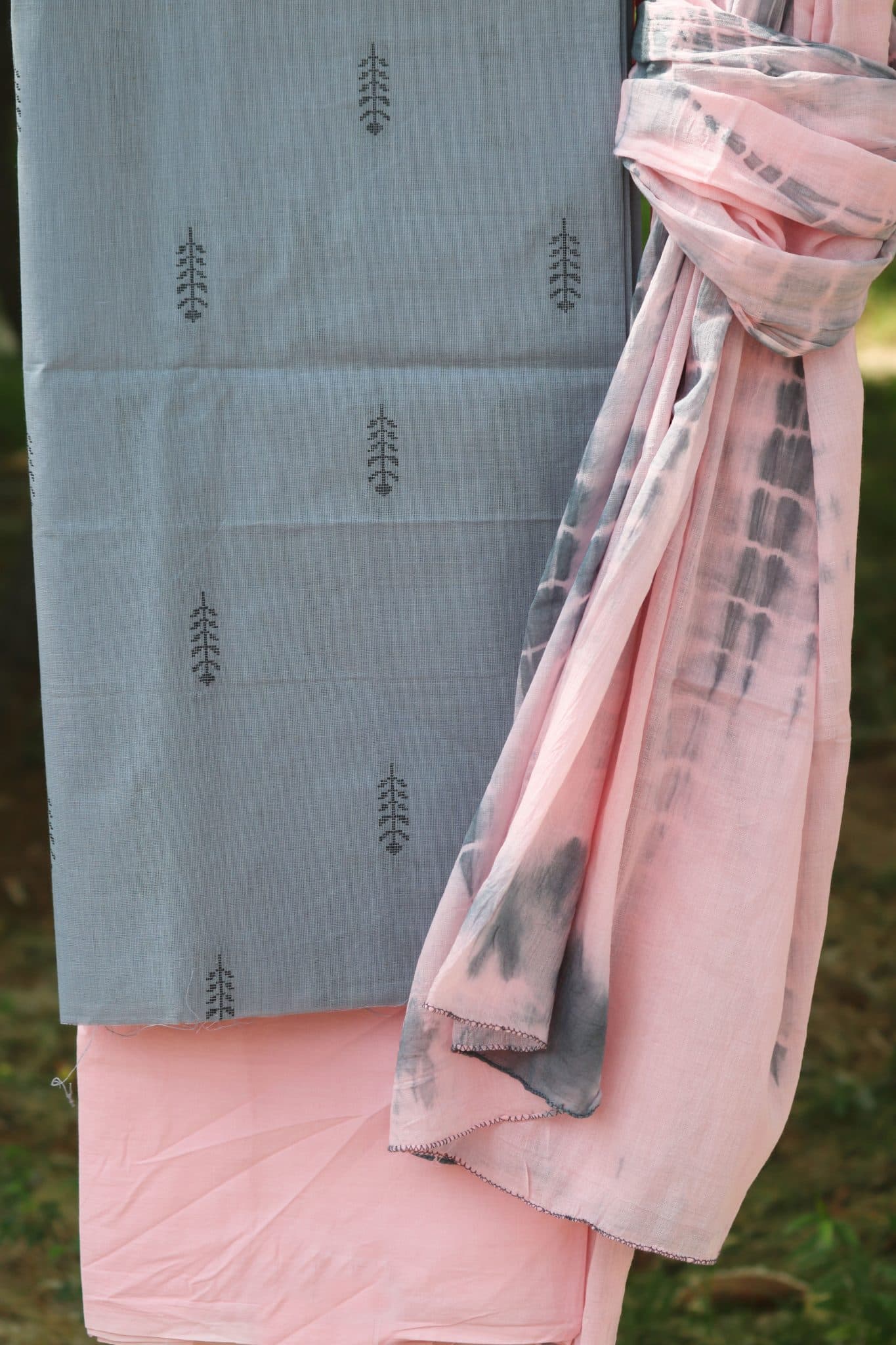 Grey coloured handwoven mangalgiri cotton suit set with Pink and grey tie & dye shibori dupatta - Image 2