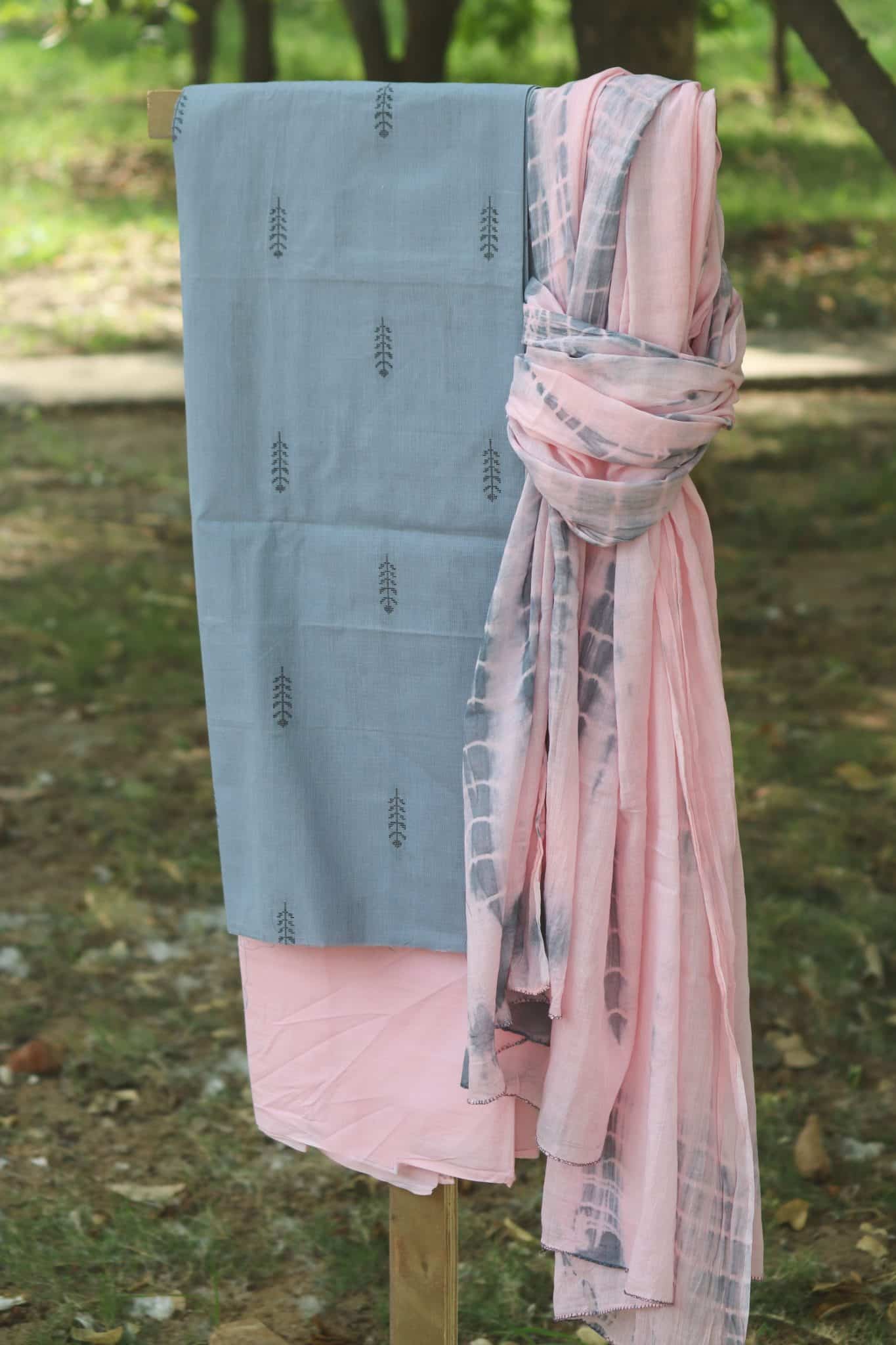 Grey coloured handwoven mangalgiri cotton suit set with Pink and grey tie & dye shibori dupatta - Image 3