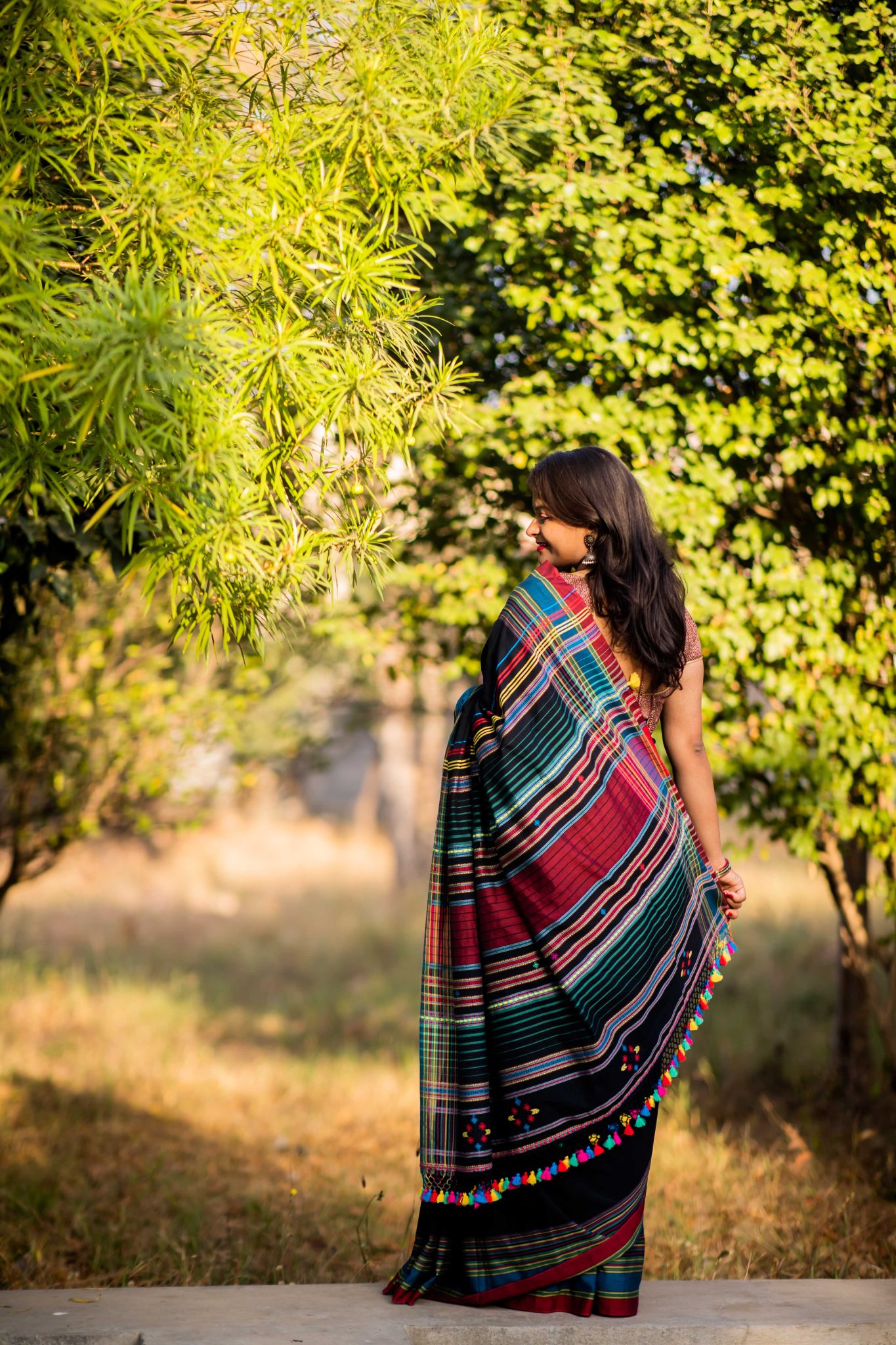 Black coloured handloom pure cotton bhujodi weave saree with woven palla - Image 2