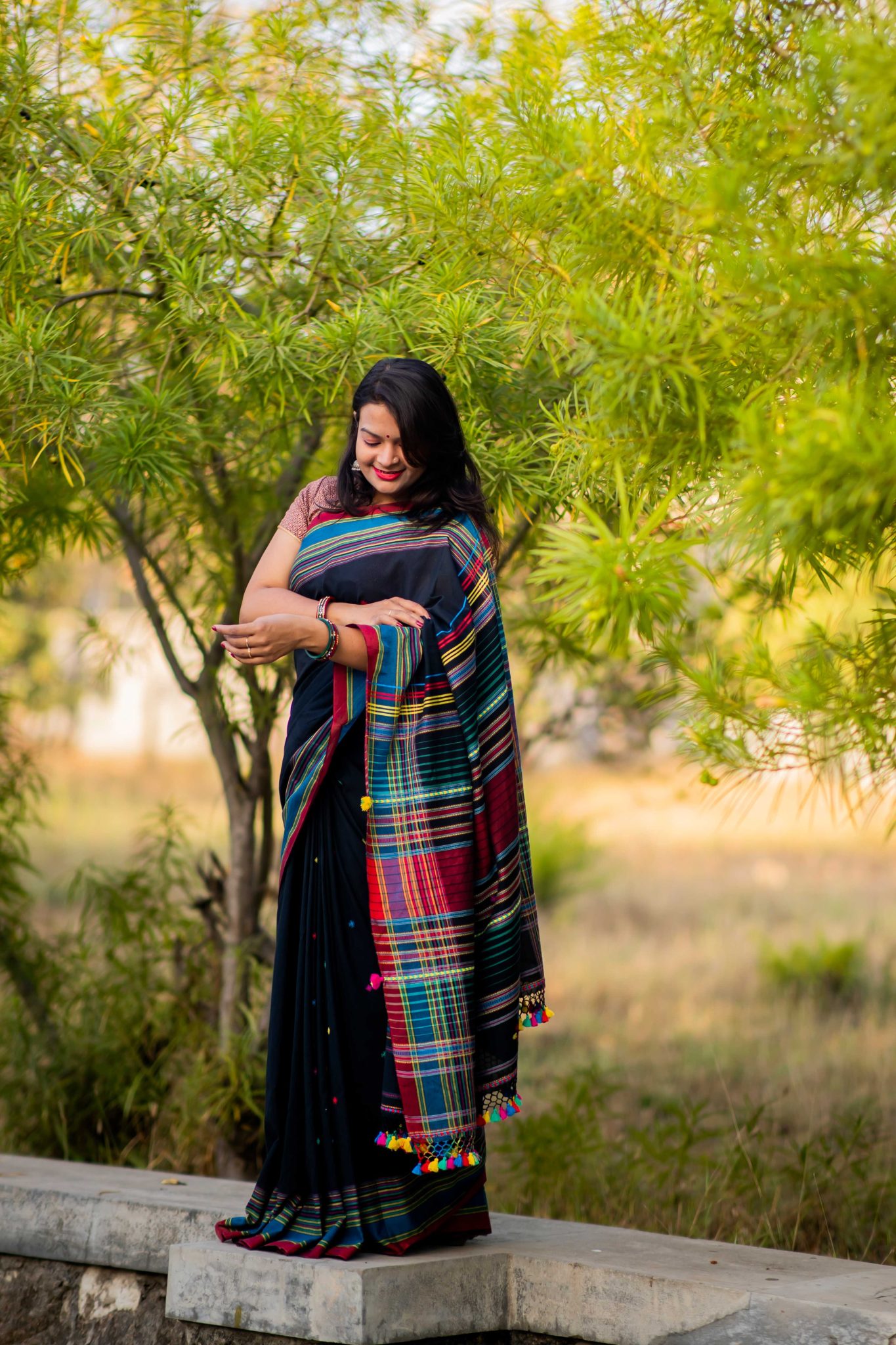 Black coloured handloom pure cotton bhujodi weave saree with woven palla - Image 3