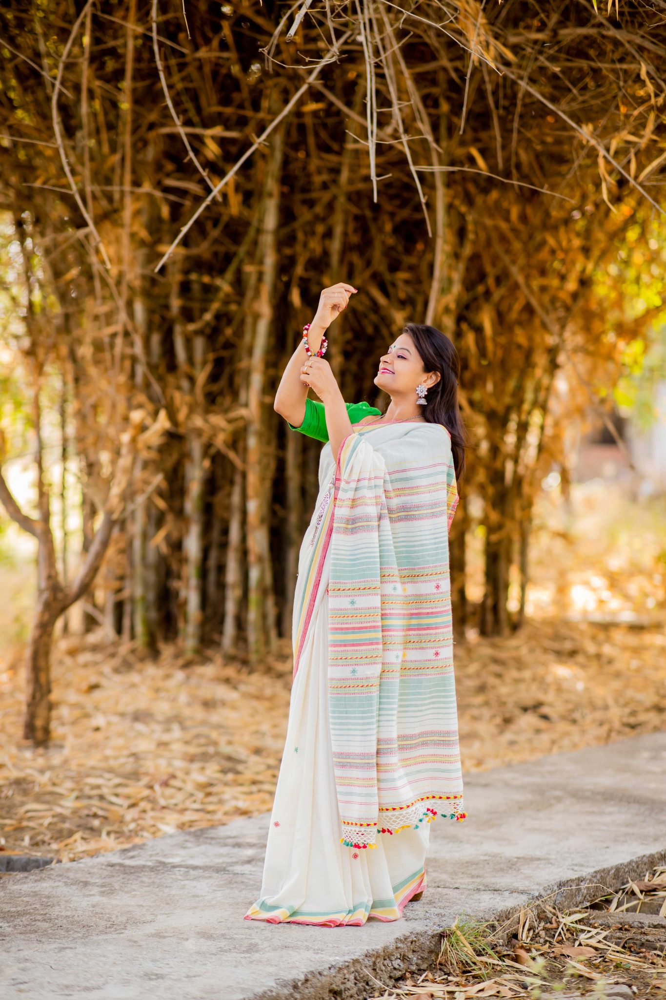 White coloured pure handloom kala cotton bhujodi weave saree with red, yellow and green coloured woven palla - Image 3
