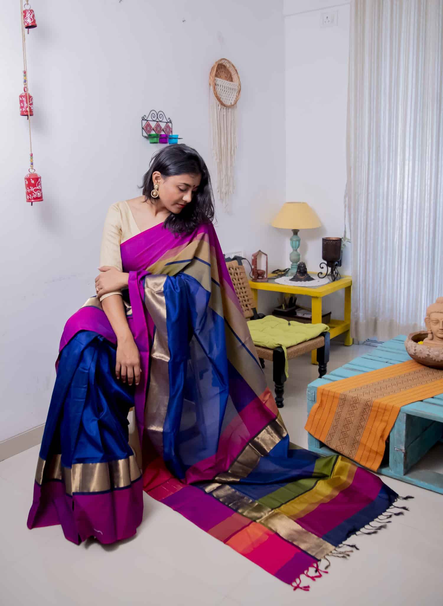 Royal blue coloured handwoven cotton silk maheshwari saree with golden and multicoloured woven border and palla5