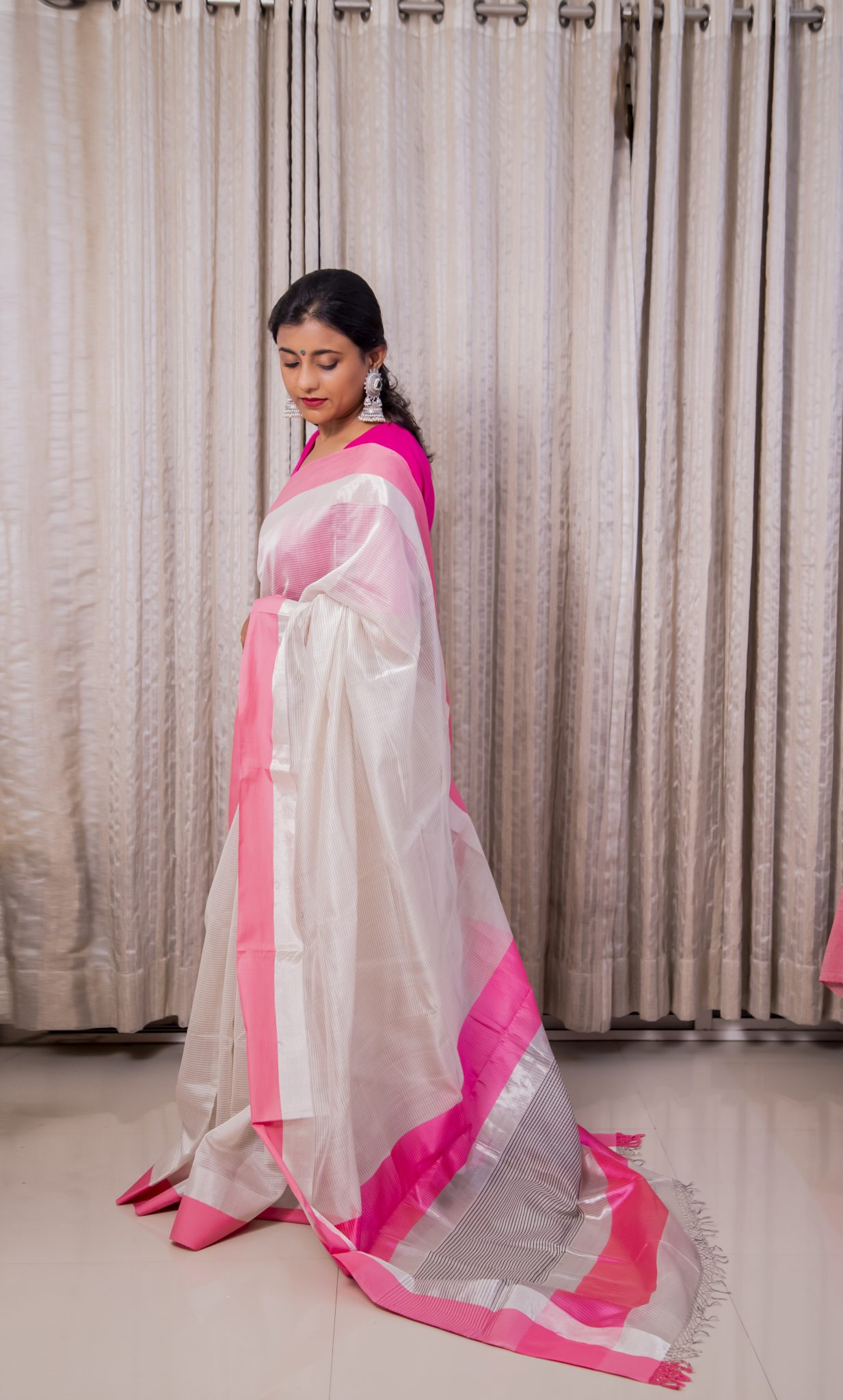 Silver and Pink coloured handwoven cotton silk maheshwari saree