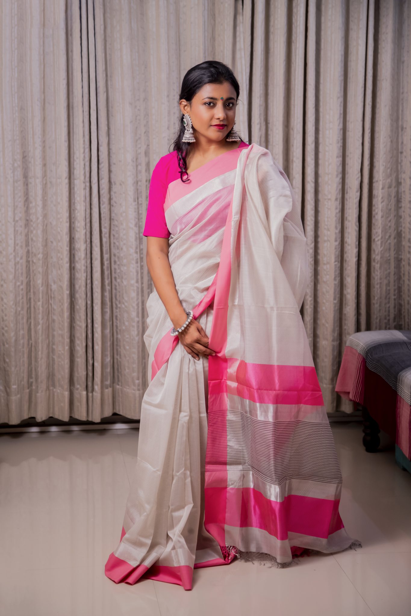 Silver and Pink coloured handwoven cotton silk maheshwari saree - Image 2