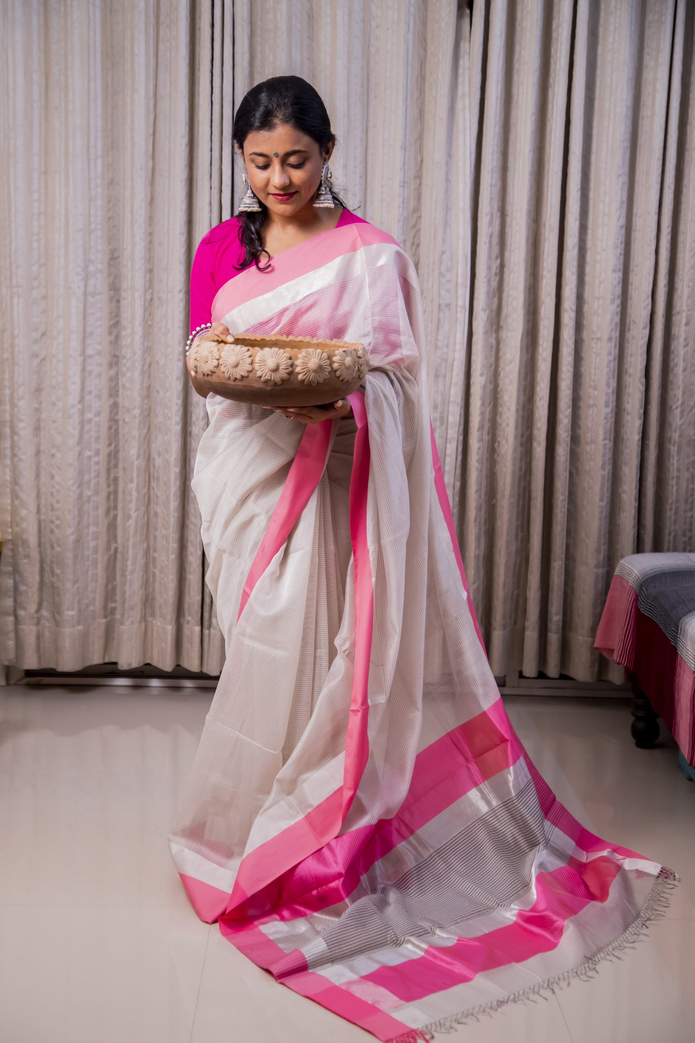 Silver and Pink coloured handwoven cotton silk maheshwari saree - Image 3