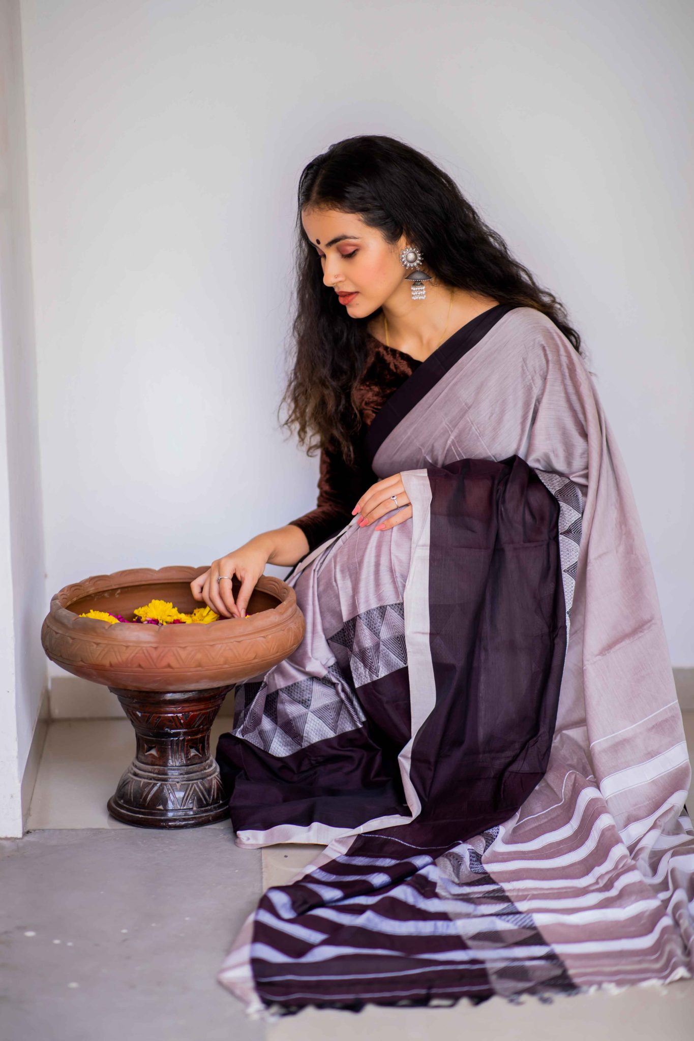 Grey and brown coloured handwoven motifs narayanpet sico saree with woven stripped palla - Image 3