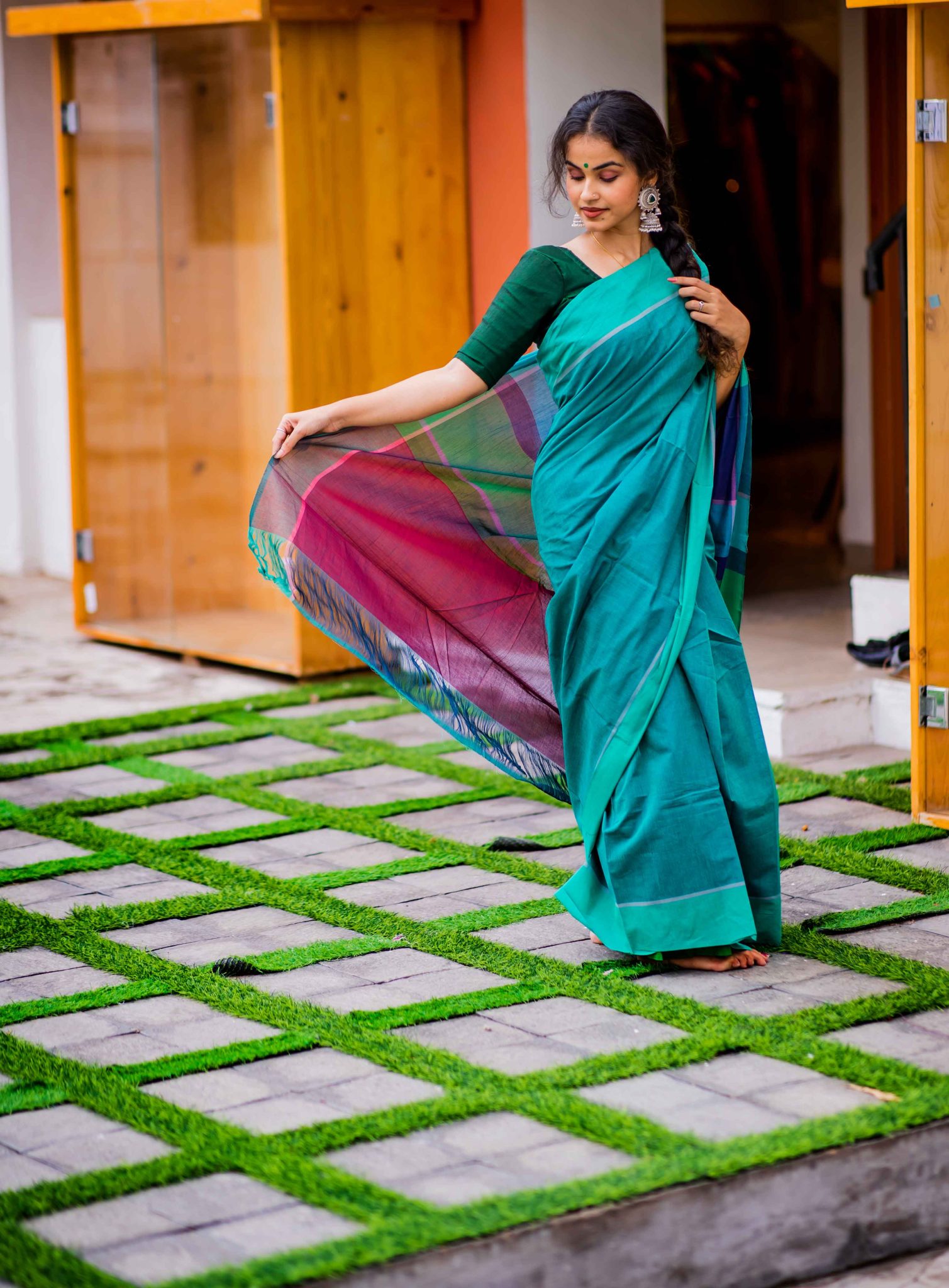 Teal blue coloured handwoven mangalgiri saree with woven multicoloured stripped palla - Image 2