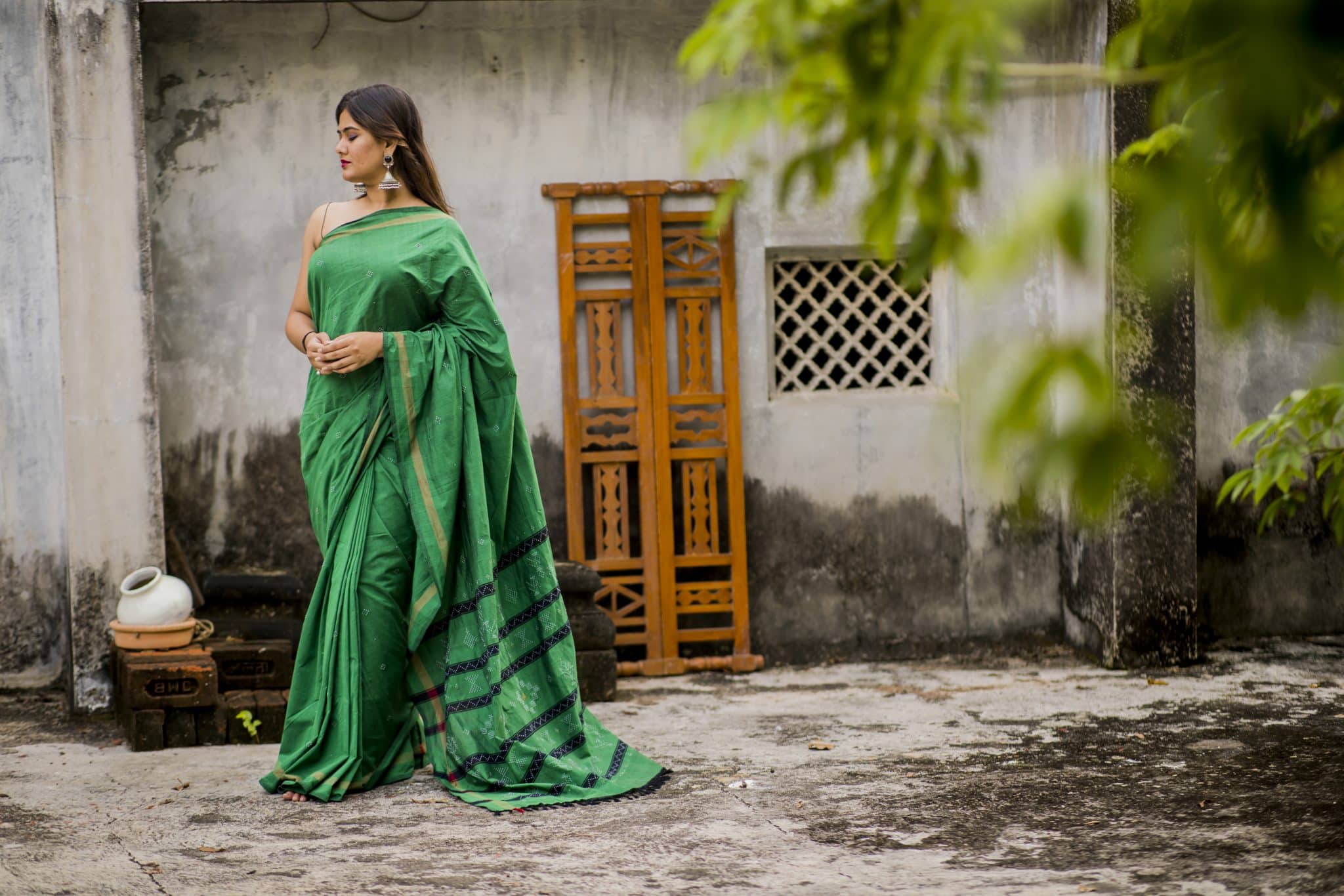 Green coloured hand woven pure cotton Tangalia saree - Image 3