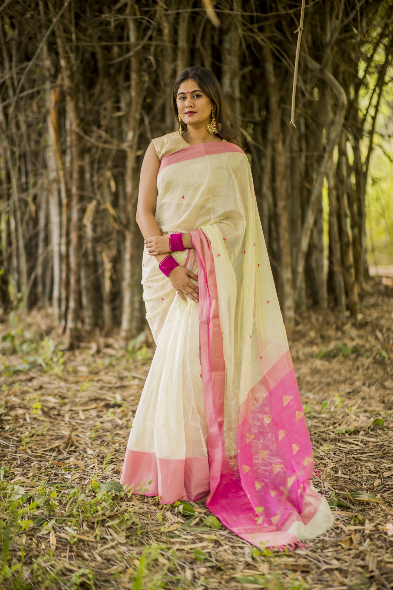 Light lemon yellow and light Rani coloured handwoven maheshwari silk saree - Image 2