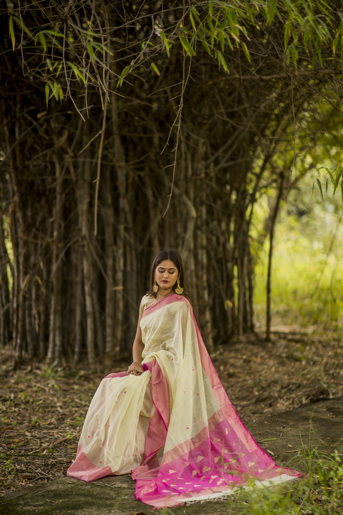 Light lemon yellow and light Rani coloured handwoven maheshwari silk saree - Image 3