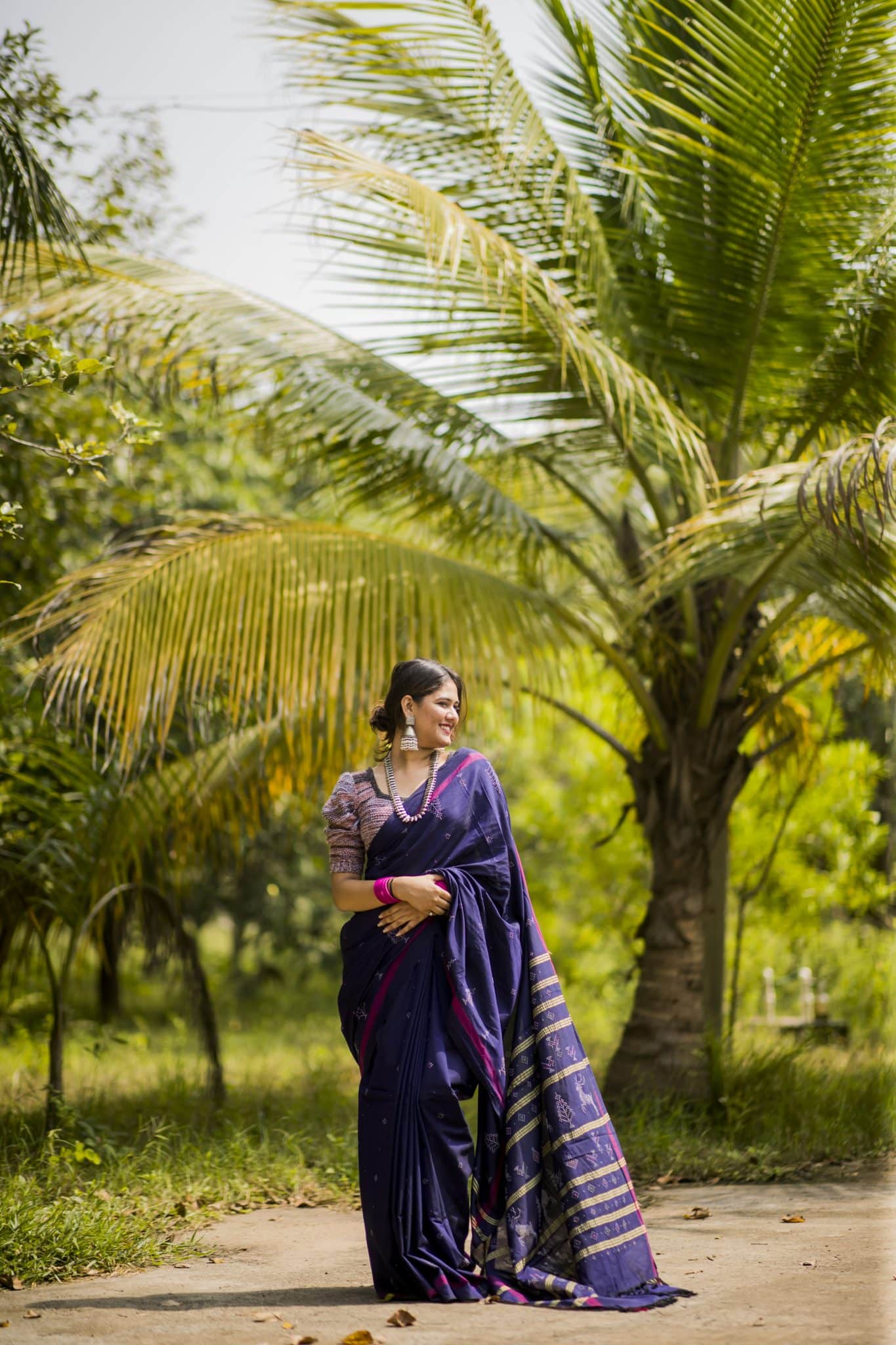 Navy blue coloured hand woven pure cotton Tangaliya saree - Image 2