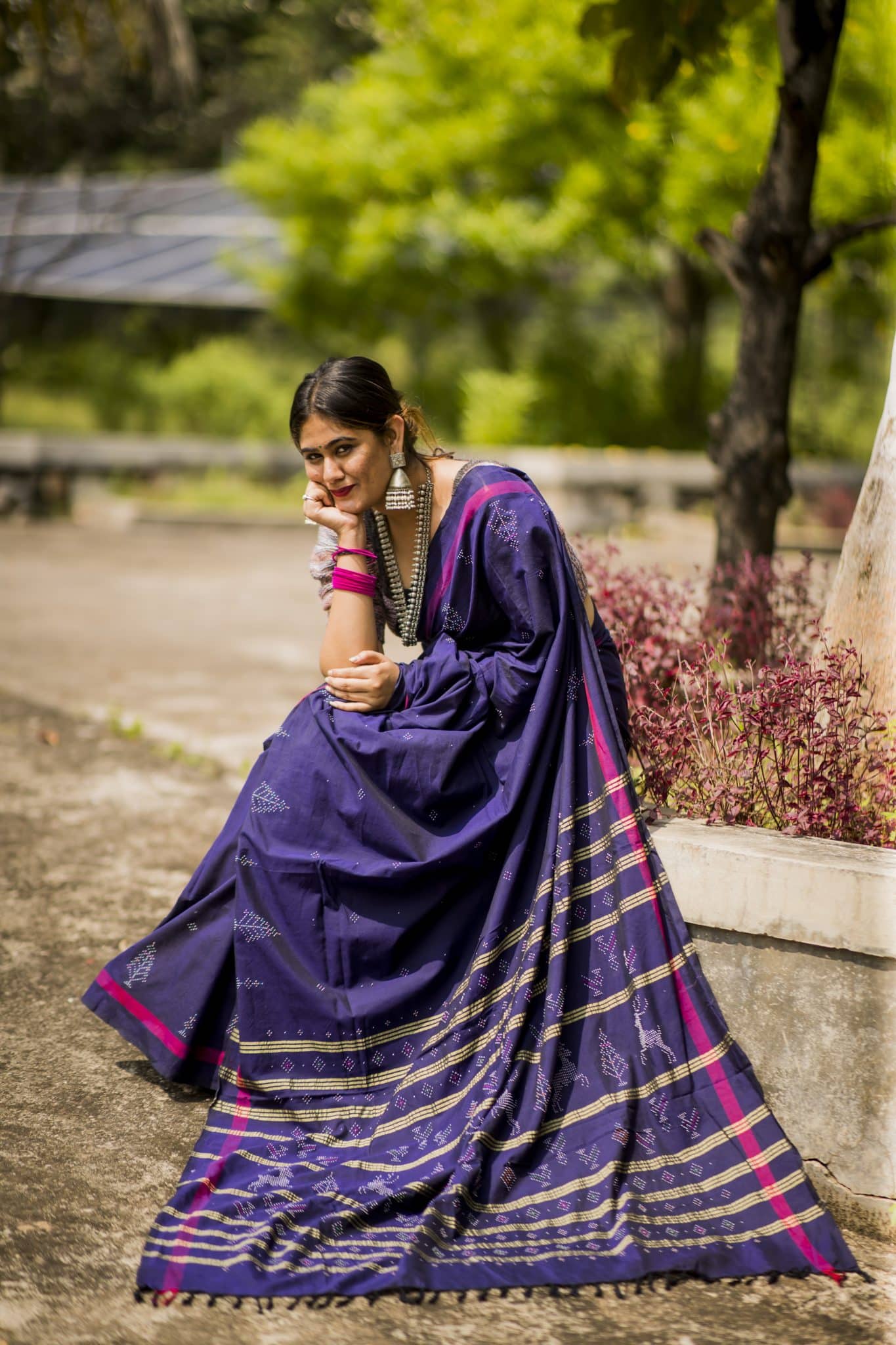 Navy blue coloured hand woven pure cotton Tangaliya saree - Image 3